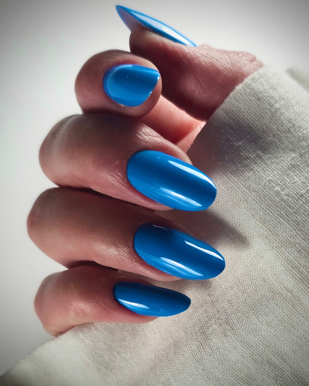 Blue Screened bright-blue nails featuring Phenomenail™ M.E.T.A Pro PIGM-A Gel Polish.